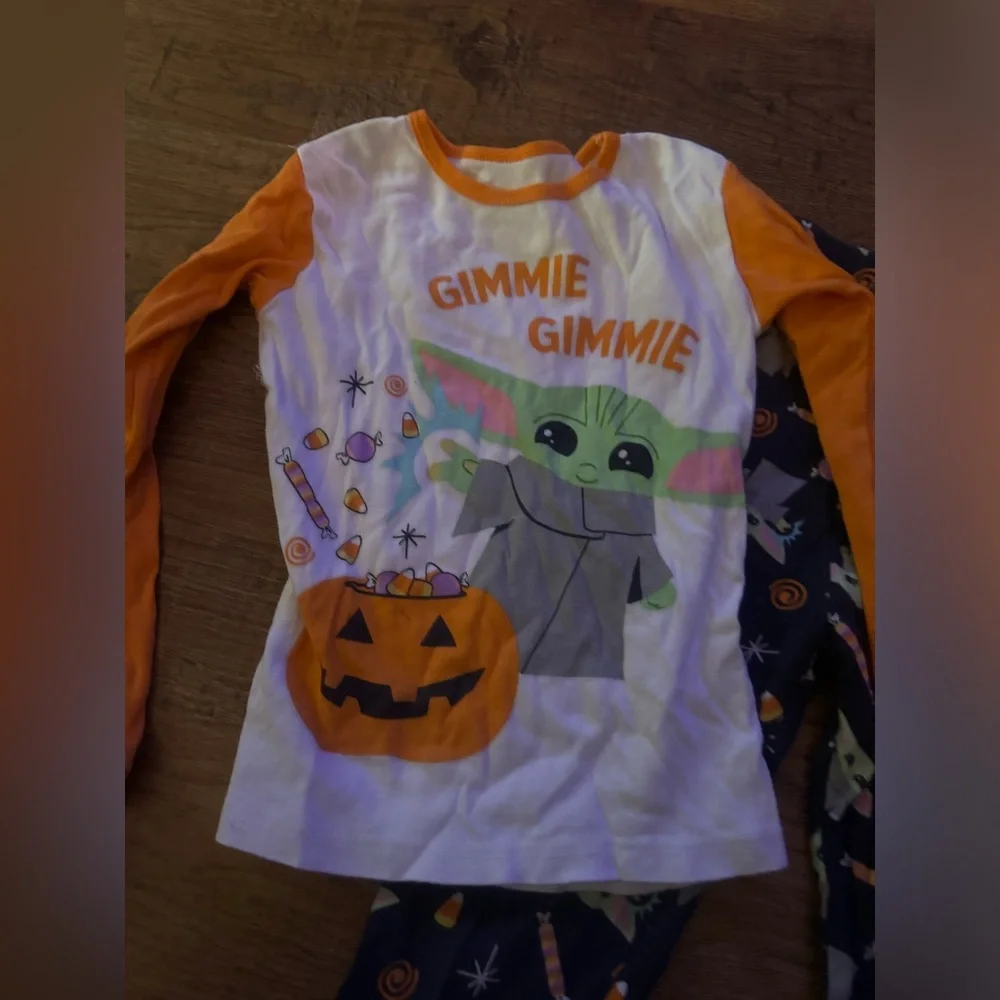 Girls size 8 Halloween baby Yoda pajamas girls Mandalorian